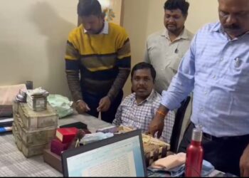 ಬೆಂಗಳೂರು ಪೂರ್ವ ತಾಲೂಕು ತಹಸೀಲ್ದಾರ್ ಅಜಿಕುಮಾರ್ ರೈ ಅವರಿಗೆ ಸೇರಿದ ಸ್ಥಳದಲ್ಲಿ ಲೋಕಾಯುಕ್ತ ಪೊಲೀಸರು ದಾಳಿ ನಡೆಸಿ ಅಕ್ರಮ ಆಸ್ತಿ ವಿವರದ ತನಿಖೆ ನಡೆಸುತ್ತಿರುವ ಚಿತ್ರ.