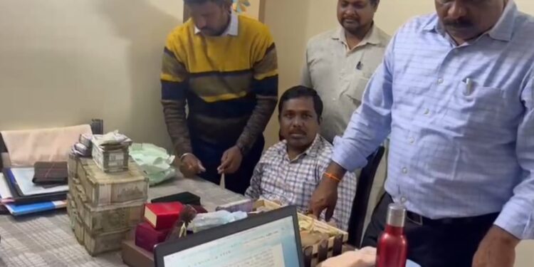 ಬೆಂಗಳೂರು ಪೂರ್ವ ತಾಲೂಕು ತಹಸೀಲ್ದಾರ್ ಅಜಿಕುಮಾರ್ ರೈ ಅವರಿಗೆ ಸೇರಿದ ಸ್ಥಳದಲ್ಲಿ ಲೋಕಾಯುಕ್ತ ಪೊಲೀಸರು ದಾಳಿ ನಡೆಸಿ ಅಕ್ರಮ ಆಸ್ತಿ ವಿವರದ ತನಿಖೆ ನಡೆಸುತ್ತಿರುವ ಚಿತ್ರ.