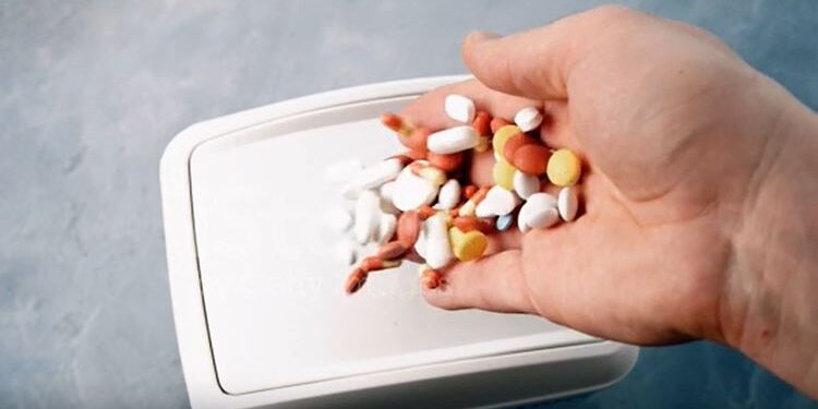 ಮಾತ್ರೆಗಳನ್ನು ಕಸದ ಬುಟ್ಟಿಗೆ ಬಿಸಾಡುತ್ತಿರುವ ಸಾಂದರ್ಭಿಕ ಚಿತ್ರ (ಚಿತ್ರಕೃಪೆ : ಐಸ್ಟಾಕ್)