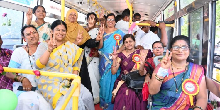 ಮಹಿಳೆಯರು ಶಕ್ತಿ ಯೋಜನೆಯಡಿ ರಾಜ್ಯ ರಸ್ತೆ ಸಾರಿಗೆ ಬಸ್ ನಲ್ಲಿ ಪ್ರಯಾಣಿಸುವಾಗ ಬಸ್ ಟಿಕೆಟ್ ಹಿಡಿದು ಪ್ರದರ್ಶಿಸುತ್ತಿರುವುದು. (ಸಾಂದರ್ಭಿಕ ಚಿತ್ರ)