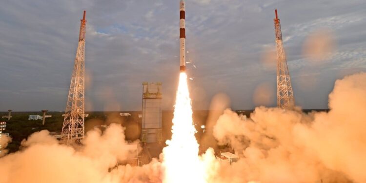 ಇಸ್ರೋದ ಪಿಎಸ್ಎಲ್ ವಿ-ಸಿ56 ರಾಕೆಟ್ ಬುಧವಾರ ಶ್ರೀಹರಿಕೋಟಾದ ಸತೀಶ್ ಧವನ್ ಕೇಂದ್ರದಿಂದ ಸಿಂಗಾಪುರಕ್ಕೆ ಸೇರಿದ 7 ಉಪಗ್ರಹಗಳನ್ನು ಬಾನಂಚಿನ ಕಕ್ಷೆಗೆ ಯಶಸ್ವಿಯಾಗಿ ಕೊಂಡೊಯ್ದಿತು.