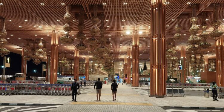 ಬೆಂಗಳೂರಿನ ಕೆಂಪೇಗೌಡ ಅಂತರರಾಷ್ಟ್ರೀಯ ವಿಮಾನ ನಿಲ್ದಾಣ ಟರ್ಮಿನಲ್-2ರ ಹೊರನೋಟದ ಚಿತ್ರ.