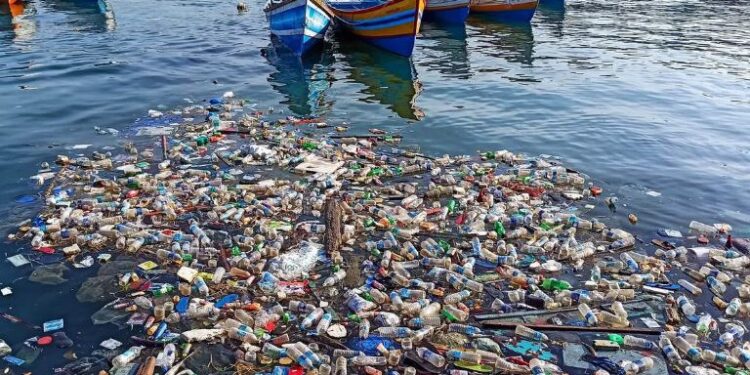 ಸಮುದ್ರ ತೀರದಲ್ಲಿ ಪ್ಲಾಸ್ಟಿಕ್ ತ್ಯಾಜ್ಯವಿರುವ ಚಿತ್ರ (ಸಾಂದರ್ಭಿಕ ಚಿತ್ರ)