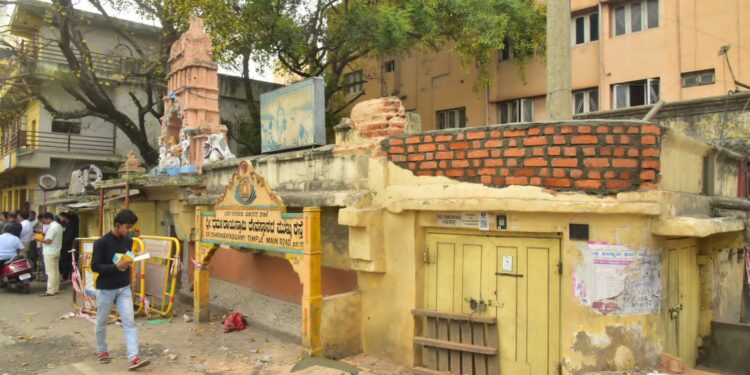 ನಗರದ ಧರ್ಮರಾಯ ಸ್ವಾಮಿ ದೇವಸ್ಥಾನ ಮುಖ್ಯರಸ್ತೆಯಲ್ಲಿನ ಗಂಗಾಧರೇಶ್ವರ ದೇವಸ್ಥಾನದ ಹಾನಿಯಾಗಿದ್ದ ಗೋಡೆಯನ್ನು ಬಿಬಿಎಂಪಿ  ದುರಸ್ತಿಪಡಿಸುತ್ತಿರುವ ಚಿತ್ರ.