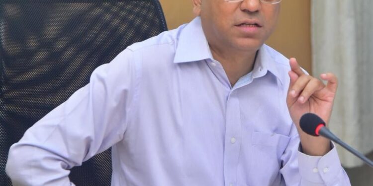 ಬಿಬಿಎಂಪಿ ಮುಖ್ಯ ಆಯುಕ್ತರಾದ ತುಷಾರ್ ಗಿರಿನಾಥ್ ಪಾಲಿಕೆ ಕೇಂದ್ರ ಕಚೇರಿಯಲ್ಲಿ ವಿವಿಧ ಇಲಾಖೆಗಳ ಅಧಿಕಾರಿಗಳ ಜೊತೆ ಸಬೆ ನಡೆಸುತ್ತಿರುವ ಚಿತ್ರ.