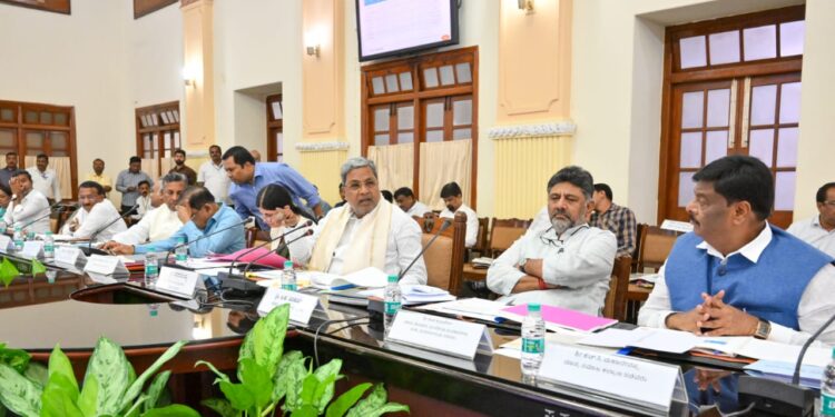 ವಿಧಾನಸೌಧದ ಸಮ್ಮೇಳನ ಸಭಾಂಗಣದಲ್ಲಿ ಗುರುವಾರ ರಾಜ್ಯಮಟ್ಟದ ಜಾಗೃತ ಮತ್ತು ಉಸ್ತುವಾರಿ ಸಮಿತಿ ಸಭೆ ಮುಖ್ಯಮಂತ್ರಿ ಸಿದ್ದರಾಮಯ್ಯ ನೇತೃತ್ವದಲ್ಲಿ ನಡೆಯಿತು.