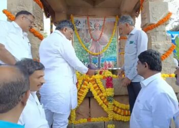ಮಾಗಡಿಯಲ್ಲಿರುವ ಕೆಂಪೇೇಗೌಡರ ಸಮಾಧಿ ಸ್ಥಳಕ್ಕೆ ಶುಕ್ರವಾರ ತೆರಳಿ ಪೂಜೆ ಮಾಡಿ, ಗೌರವ ಸಲ್ಲಿಸಿದ ಉಪ ಮುಖ್ಯಮಂತ್ರಿ ಡಿ.ಕೆ.ಶಿವಕುಮಾರ್. ಸಚಿವ ಕೃಷ್ಣಭೈರೇಗೌಡ ಅವರು ಚಿತ್ರದಲ್ಲಿದ್ದಾರೆ.