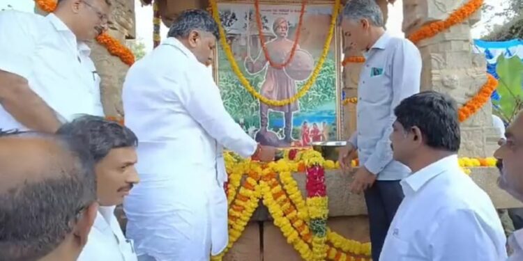 ಮಾಗಡಿಯಲ್ಲಿರುವ ಕೆಂಪೇೇಗೌಡರ ಸಮಾಧಿ ಸ್ಥಳಕ್ಕೆ ಶುಕ್ರವಾರ ತೆರಳಿ ಪೂಜೆ ಮಾಡಿ, ಗೌರವ ಸಲ್ಲಿಸಿದ ಉಪ ಮುಖ್ಯಮಂತ್ರಿ ಡಿ.ಕೆ.ಶಿವಕುಮಾರ್. ಸಚಿವ ಕೃಷ್ಣಭೈರೇಗೌಡ ಅವರು ಚಿತ್ರದಲ್ಲಿದ್ದಾರೆ.