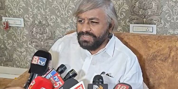 ಬೀದರ್ ನಲ್ಲಿಂದು ವನ್ಯಜೀವಿ ಅಂಗಾಂಗಳ ದಾಸ್ತಾನು, ಸಂಗ್ರಹ ಮತ್ತಿತರ ವಿಚಾರಗಳ ಬಗ್ಗೆ ಮಾಧ್ಯಮಗಳೊಂದಿಗೆ ಅರಣ್ಯ ಸಚಿವ ಈಶ್ವರ್ ಖಂಡ್ರೆ ಮಾತನಾಡುತ್ತಿರುವ ಚಿತ್ರ.