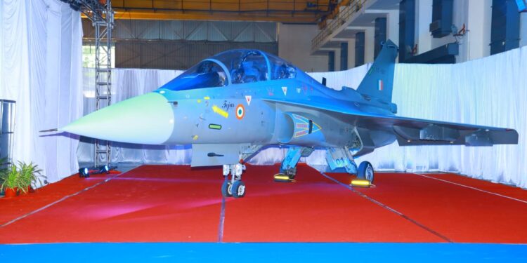 ಎರಡು ಆಸನ ವ್ಯವಸ್ಥೆಯ ತೇಜಸ್ ಹಗುರ ಯುದ್ಧ ವಿಮಾನದ ಚಿತ್ರ.