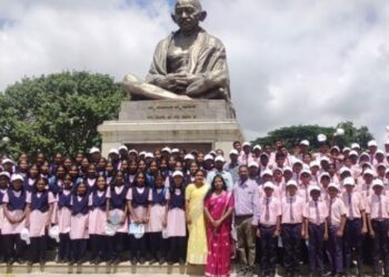 ಕ್ರೈಸ್ ಶಾಲಾ ಮಕ್ಕಳು ವಿಧಾನಸೌಧದ ಬಳಿಯ ಗಾಂಧಿಪ್ರತಿಮೆ ಬಳಿ ಸಮವಸ್ತ್ರ ಧರಿಸಿ ನಿಂತಿರುವ ಸಾಂದರ್ಭಿಕ ಚಿತ್ರ. (ಚಿತ್ರಕೃಪೆ : ಎಕ್ಸ್/ಕ್ರೈಸ್ )