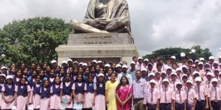 ಕ್ರೈಸ್ ಶಾಲಾ ಮಕ್ಕಳು ವಿಧಾನಸೌಧದ ಬಳಿಯ ಗಾಂಧಿಪ್ರತಿಮೆ ಬಳಿ ಸಮವಸ್ತ್ರ ಧರಿಸಿ ನಿಂತಿರುವ ಸಾಂದರ್ಭಿಕ ಚಿತ್ರ. (ಚಿತ್ರಕೃಪೆ : ಎಕ್ಸ್/ಕ್ರೈಸ್ )