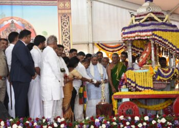 ವಿಶ್ವವಿಖ್ಯಾತ ಮೈಸೂರು ದಸರಾ ಮಹೋತ್ಸವಕ್ಕೆ ದೀಪ ಬೆಳಗುವ ಮೂಲಕ ಖ್ಯಾತ ಸಂಗೀತ ನಿರ್ದೇಶಕ ಹಂಸಲೇಖಚಾಲನೆ ನೀಡಿದರು.  ಮುಖ್ಯಮಂತ್ರಿ ಸಿದ್ದರಾಮಯ್ಯ, ಉಪಮುಖ್ಯಮಂತ್ರಿ ಡಿ.ಕೆ.ಶಿವಕುಮಾರ್, ಸಚಿವ ಸಂಪುಟ ಸದಸ್ಯರು ಪಾಲ್ಗೊಂಡಿದ್ದರು.