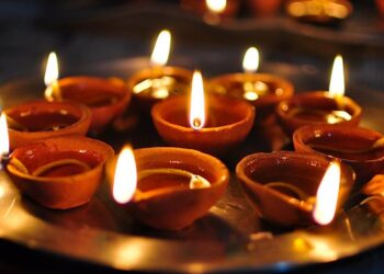 ದೀಪಗಳ ಹಬ್ಬ ದೀಪಾವಳಿ ಸಾಲು- ದೀಪಗಳ ಸಂಭ್ರಮದ ಹಬ್ಬ.