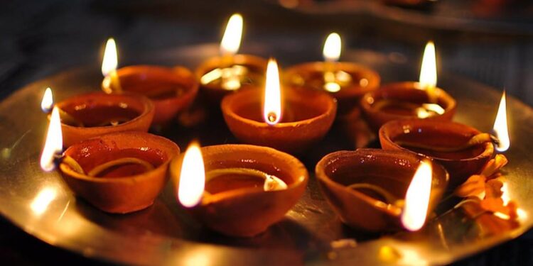 ದೀಪಗಳ ಹಬ್ಬ ದೀಪಾವಳಿ ಸಾಲು- ದೀಪಗಳ ಸಂಭ್ರಮದ ಹಬ್ಬ.