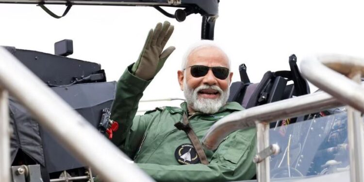 ತೇಜಸ್ ಯುದ್ಧ ವಿಮಾನದಲ್ಲಿ ಪ್ರಧಾನಿ ನರೇಂದ್ರ ಮೋದಿ