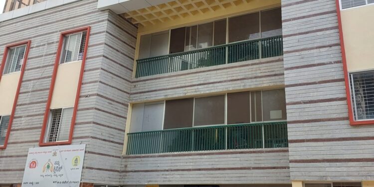 ಬಿಬಿಎಂಪಿ ಯಲಚೇನಹಳ್ಳಿ ಸಹಾಯಕ ಕಂದಾಯ ಅಧಿಕಾರಿಗಳ ಕಚೇರಿ ಹಾಗೂ ಬೆಂಗಳೂರು ದಕ್ಷಿಣ ಶಾಸಕರ ಕಚೇರಿ ಕಟ್ಟಡದ ಚಿತ್ರ.