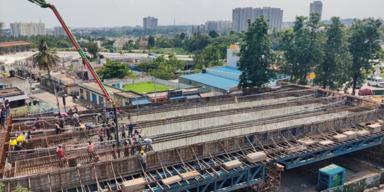 ಹೊಸಕೆರೆಹಳ್ಳಿ ಜಂಕ್ಷನ್ ಕೆರೆಕೋಡಿ ರಸ್ತೆ ಬಳಿಯ ಮೇಲ್ಸೇತುವೆ ಕಾಮಗಾರಿ ಆಮೆಗತಿಯಲ್ಲಿ ನಡೆಯುತ್ತಿರುವ ಸಾಂದರ್ಭಿಕ ಚಿತ್ರ.