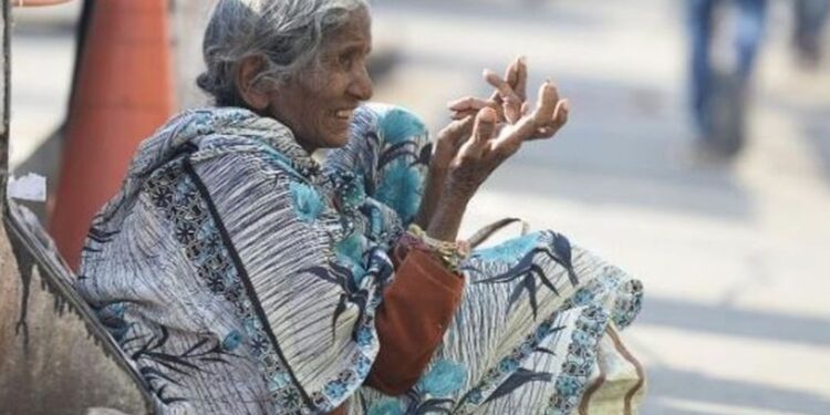 ಬೀದಿಯಲ್ಲಿ ಭಿಕ್ಷೆ ಬೇಡುತ್ತಿರುವ ವೃದ್ಧೆ. (ಸಾಂದರ್ಭಿಕ ಚಿತ್ರ)