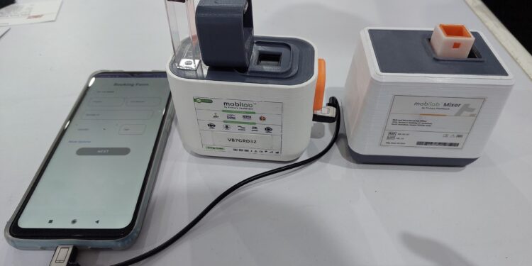 ಪ್ರೈಮರಿ ಹೆಲ್ತ್ ಟೆಕ್ ಸಂಸ್ಥೆಯು ಉತ್ಪಾದಿಸುತ್ತಿರುವ ಮೊಬೈಲ್ ಆಧಾರಿತ ಪೋರ್ಟಬಲ್ ಲ್ಯಾಬ್ ಅರ್ಥಾತ್ ಮೊಬಿಲ್ಯಾಬ್ ಸಾಂದರ್ಭಿಕ ಚಿತ್ರ.