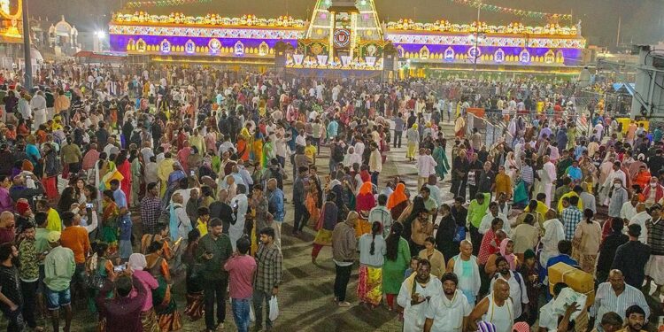 ತಿರುಪತಿ ತಿರುಮಲ ದೇವಸ್ಥಾನದ ಮುಂಭಾಗ ಶ್ರೀ ವೆಂಕಟೇಶ್ವರನ ವೈಕುಂಠ ಏಕಾದಶಿ ದರ್ಶನಕ್ಕಾಗಿ ಬೆಳಗ್ಗೆಯೇ ದೇವಸ್ಥಾನದ ಮುಂಭಾಗ ಜಮಾಯಿಸಿದ್ದ ಭಕ್ತರ ಜನಸಾಗರ.