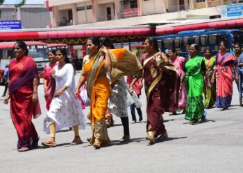 ಕೆಎಸ್ ಆರ್ ಟಿಸಿ ಬಸ್ ನಿಲ್ದಾಣದಲ್ಲಿ ಬಸ್ ಇಳಿದು ನಡೆದು ಹೋಗುತ್ತಿರುವ ಮಹಿಳಾ ಪ್ರಯಾಣಿಕರ ಸಾಂದರ್ಭಿಕ ಚಿತ್ರ.