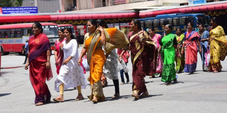 ಕೆಎಸ್ ಆರ್ ಟಿಸಿ ಬಸ್ ನಿಲ್ದಾಣದಲ್ಲಿ ಬಸ್ ಇಳಿದು ನಡೆದು ಹೋಗುತ್ತಿರುವ ಮಹಿಳಾ ಪ್ರಯಾಣಿಕರ ಸಾಂದರ್ಭಿಕ ಚಿತ್ರ.