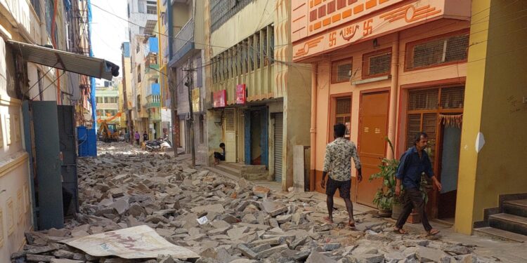 ಧರ್ಮರಾಯಸ್ವಾಮಿ ದೇವಸ್ಥಾನ ವಾರ್ಡ್ ನಲ್ಲಿನ ಕಬ್ಬನ್ ಪೇಟೆ 11ನೇ ಅಡ್ಡರಸ್ತೆಯಲ್ಲಿನ ಸುಸ್ಥಿತಿಯಲ್ಲಿದ್ದ ಕಾಂಕ್ರಿಟ್ ರಸ್ತೆಯನ್ನು ಗುತ್ತಿಗೆದಾರರು ಜೆಸಿಬಿಯಿಂದ ಅಗೆದು ಹಾಕಿರುವುದು.