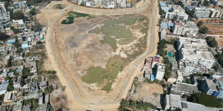 ಬೆಂಗಳೂರಿನ ಕೆರೆಯೊಂದು ನೀರಿಲ್ಲದೆ ಬರಿದಾಗಿರುವ ಸಾಂದರ್ಭಿಕ ಚಿತ್ರ.