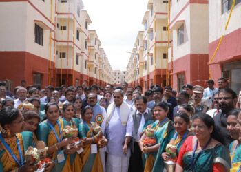 ಕರ್ನಾಟಕ ಕೊಳಗೇರಿ ಅಭಿವೃದ್ಧಿ ಮಂಡಳಿ ವತಿಯಿಂದ ಪ್ರಧಾನ ಮಂತ್ರಿ ಆವಾಸ್ ಯೋಜನೆಯಡಿಯಲ್ಲಿ ನಿರ್ಮಿಸಿರುವ ಫ್ಲಾಟ್ ಗಳನ್ನು ಮುಖ್ಯಮಂತ್ರಿ ಸಿದ್ದರಾಮಯ್ಯ ಲೋಕಾರ್ಪಣೆ ಗೊಳಿಸಲು ಆಗಮಿಸಿದಾಗ ಮಹಿಳೆಯರು ಪೂರ್ಣಕುಂಭದೊಂದಿಗೆ ಸ್ವಾಗತ ಕೋರಿದರು.