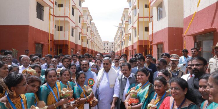ಕರ್ನಾಟಕ ಕೊಳಗೇರಿ ಅಭಿವೃದ್ಧಿ ಮಂಡಳಿ ವತಿಯಿಂದ ಪ್ರಧಾನ ಮಂತ್ರಿ ಆವಾಸ್ ಯೋಜನೆಯಡಿಯಲ್ಲಿ ನಿರ್ಮಿಸಿರುವ ಫ್ಲಾಟ್ ಗಳನ್ನು ಮುಖ್ಯಮಂತ್ರಿ ಸಿದ್ದರಾಮಯ್ಯ ಲೋಕಾರ್ಪಣೆ ಗೊಳಿಸಲು ಆಗಮಿಸಿದಾಗ ಮಹಿಳೆಯರು ಪೂರ್ಣಕುಂಭದೊಂದಿಗೆ ಸ್ವಾಗತ ಕೋರಿದರು.