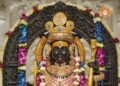 ಅಯೋಧ್ಯೆಯ ಶ್ರೀ ರಾಮ ಮಂದಿರದಲ್ಲಿ ಅಲಂಕಾರಭೂಷಿತನಾಗಿ ವಿರಾಜಮಾನನಾಗಿರುವ ಬಾಲರಾಮ. (ಚಿತ್ರ ಕೃಪೆ : ಶ್ರೀ ರಾಮಜನ್ಮಭೂಮಿ ತೀರ್ಥ ಕ್ಷೇತ್ರ ಟ್ರಸ್ಟ್.)