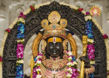 ಅಯೋಧ್ಯೆಯ ಶ್ರೀ ರಾಮ ಮಂದಿರದಲ್ಲಿ ಅಲಂಕಾರಭೂಷಿತನಾಗಿ ವಿರಾಜಮಾನನಾಗಿರುವ ಬಾಲರಾಮ. (ಚಿತ್ರ ಕೃಪೆ : ಶ್ರೀ ರಾಮಜನ್ಮಭೂಮಿ ತೀರ್ಥ ಕ್ಷೇತ್ರ ಟ್ರಸ್ಟ್.)