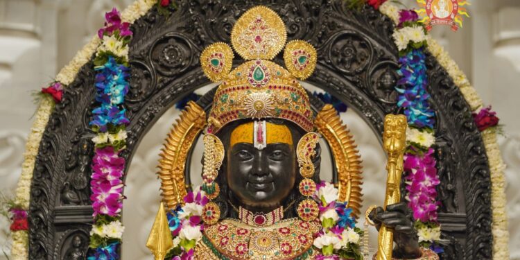 ಅಯೋಧ್ಯೆಯ ಶ್ರೀ ರಾಮ ಮಂದಿರದಲ್ಲಿ ಅಲಂಕಾರಭೂಷಿತನಾಗಿ ವಿರಾಜಮಾನನಾಗಿರುವ ಬಾಲರಾಮ. (ಚಿತ್ರ ಕೃಪೆ : ಶ್ರೀ ರಾಮಜನ್ಮಭೂಮಿ ತೀರ್ಥ ಕ್ಷೇತ್ರ ಟ್ರಸ್ಟ್.)