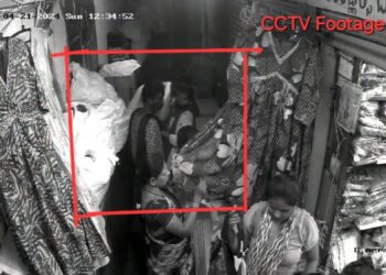 ಚಿಕ್ಕಪೇಟೆ ಪೂನಾಗರ್ ಬಟ್ಟೆಯಂಗಡಿಯಲ್ಲಿ ಏ.21ರಂದು ಕಳ್ಳಿಯರ ಗ್ಯಾಂಗ್ ನಿಂದ ಬಟ್ಟೆ ಕಳ್ಳತನ ಮಾಡುತ್ತಿರುವ ದೃಶ್ಯ ಸಿಸಿಟಿವಿಯಲ್ಲಿ ಸೆರೆಯಾಗಿರುವ ಚಿತ್ರ.