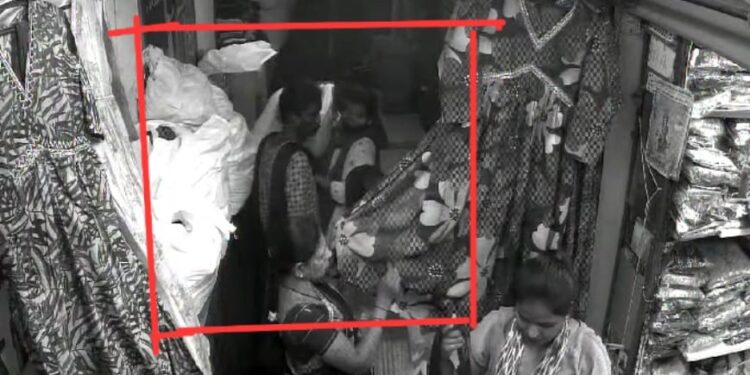 ಚಿಕ್ಕಪೇಟೆ ಪೂನಾಗರ್ ಬಟ್ಟೆಯಂಗಡಿಯಲ್ಲಿ ಏ.21ರಂದು ಕಳ್ಳಿಯರ ಗ್ಯಾಂಗ್ ನಿಂದ ಬಟ್ಟೆ ಕಳ್ಳತನ ಮಾಡುತ್ತಿರುವ ದೃಶ್ಯ ಸಿಸಿಟಿವಿಯಲ್ಲಿ ಸೆರೆಯಾಗಿರುವ ಚಿತ್ರ.