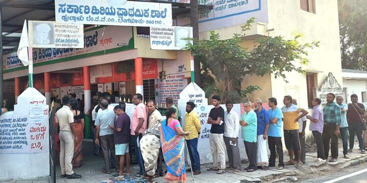 ಬೆಂಗಳೂರಿನ ಉತ್ತರ ಲೋಕಸಭಾ ಕ್ಷೇತ್ರದ ಉಲ್ಲಾಳು ವಾರ್ಡ್ ನಲ್ಲಿನ ಮತಕೇಂದ್ರವೊಂದರಲ್ಲಿ ಮತದಾನ ಮಾಡಲು ಮತದಾರರು ಸರತಿ ಸಾಲಿನಲ್ಲಿ ನಿಂತಿರುವ ದೃಶ್ಯ ಕಂಡು ಬಂದಿತು.