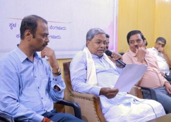 ಪ್ರೆಸ್ ಕ್ಲಬ್ ಆಫ್ ಬೆಂಗಳೂರು ಸೋಮವಾರ ಕಾಂಗ್ರೆಸ್ ಸರ್ಕಾರ ಒಂದು ವರ್ಷ ಪೂರೈಸಿದ ಸಂದರ್ಭದಲ್ಲಿ ಆಯೋಜಿಸಿದ್ದ ಸಂವಾದ ಕಾರ್ಯಕ್ರಮದಲ್ಲಿ ಮುಖ್ಯಮಂತ್ರಿ ಸಿದ್ದರಾಮಯ್ಯ ಪಾಲ್ಗೊಂಡಿದ್ದರು. ಪ್ರೆಸ್ ಕ್ಲಬ್ ಅಧ್ಯಕ್ಷರಾದ ಆರ್.ಶ್ರೀಧರ್, ಪ್ರಧಾನ ಕಾರ್ಯದರ್ಶಿ ಮಲ್ಲಪ್ಪ ಸೇರಿದಂತೆ ಮೊದಲಾದವರು ಪಾಲ್ಗೊಂಡಿದ್ದರು.