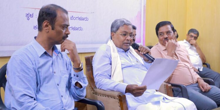 ಪ್ರೆಸ್ ಕ್ಲಬ್ ಆಫ್ ಬೆಂಗಳೂರು ಸೋಮವಾರ ಕಾಂಗ್ರೆಸ್ ಸರ್ಕಾರ ಒಂದು ವರ್ಷ ಪೂರೈಸಿದ ಸಂದರ್ಭದಲ್ಲಿ ಆಯೋಜಿಸಿದ್ದ ಸಂವಾದ ಕಾರ್ಯಕ್ರಮದಲ್ಲಿ ಮುಖ್ಯಮಂತ್ರಿ ಸಿದ್ದರಾಮಯ್ಯ ಪಾಲ್ಗೊಂಡಿದ್ದರು. ಪ್ರೆಸ್ ಕ್ಲಬ್ ಅಧ್ಯಕ್ಷರಾದ ಆರ್.ಶ್ರೀಧರ್, ಪ್ರಧಾನ ಕಾರ್ಯದರ್ಶಿ ಮಲ್ಲಪ್ಪ ಸೇರಿದಂತೆ ಮೊದಲಾದವರು ಪಾಲ್ಗೊಂಡಿದ್ದರು.