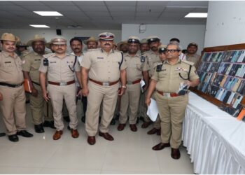 ಉಪ್ಪಾರಪೇಟೆ ಪೊಲೀಸ್ ಠಾಣೆ ವ್ಯಾಪ್ತಿಯಲ್ಲಿ ಪ್ರಕರಣವೊಂದನ್ನು ಭೇದಿಸಿದಾಗ 176 ಮೊಬೈಲ್ ಕಳ್ಳತನ ಪ್ರಕರಣಗಳು ಬೆಳಕಿಗೆ ಬಂದಿದ್ದು, ಪೊಲೀಸರು ವಶಪಡಿಸಿಕೊಂಡ ಮೊಬೈಲ್ ಗಳನ್ನು ಪ್ರದರ್ಶನದಲ್ಲಿಟ್ಟಿದ್ದಾರೆ. ನಗರ ಪೊಲೀಸ್ ಆಯುಕ್ತ ದಯಾನಂದ್ ಅದನ್ನು ಪರಿಶೀಲಿಸಿ ಪೊಲೀಸ್ ಅಧಿಕಾರಿಗಳೊಂದಿಗೆ ಸಮಾಲೋಚಿಸುತ್ತಿರುವ ಚಿತ್ರ.