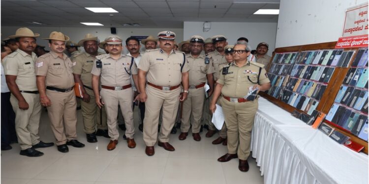 ಉಪ್ಪಾರಪೇಟೆ ಪೊಲೀಸ್ ಠಾಣೆ ವ್ಯಾಪ್ತಿಯಲ್ಲಿ ಪ್ರಕರಣವೊಂದನ್ನು ಭೇದಿಸಿದಾಗ 176 ಮೊಬೈಲ್ ಕಳ್ಳತನ ಪ್ರಕರಣಗಳು ಬೆಳಕಿಗೆ ಬಂದಿದ್ದು, ಪೊಲೀಸರು ವಶಪಡಿಸಿಕೊಂಡ ಮೊಬೈಲ್ ಗಳನ್ನು ಪ್ರದರ್ಶನದಲ್ಲಿಟ್ಟಿದ್ದಾರೆ. ನಗರ ಪೊಲೀಸ್ ಆಯುಕ್ತ ದಯಾನಂದ್ ಅದನ್ನು ಪರಿಶೀಲಿಸಿ ಪೊಲೀಸ್ ಅಧಿಕಾರಿಗಳೊಂದಿಗೆ ಸಮಾಲೋಚಿಸುತ್ತಿರುವ ಚಿತ್ರ.