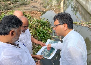 ಯಲಹಂಕದ ರಮಣಶ್ರೀ ಕ್ಯಾಲಿಫೋರ್ನಿಯ ಲೇಔಟ್ ನ ಮಳೆ ಪೀಡಿತ ಪ್ರದೇಶವನ್ನು ಡಿಸಿಎಂ ಡಿ ಕೆ ಶಿವಕುಮಾರ್ ಅವರು ಸೋಮವಾರ ಪರಿಶೀಲಿಸಿ, ನಿವಾಸಿಗಳ ಅಹವಾಲು ಆಲಿಸಿದರು.
