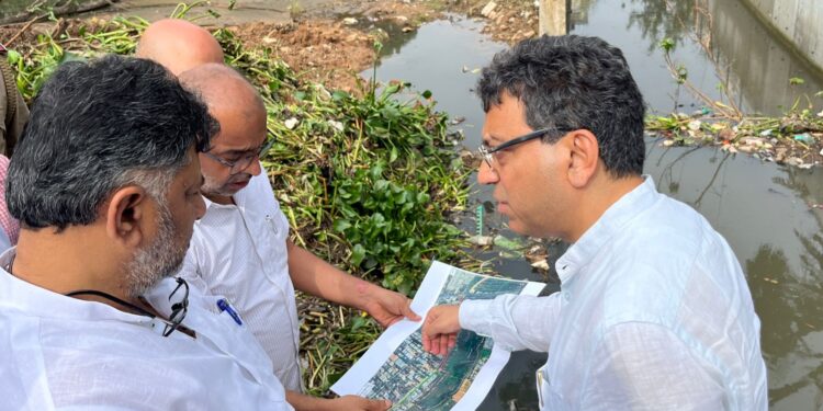 ಯಲಹಂಕದ ರಮಣಶ್ರೀ ಕ್ಯಾಲಿಫೋರ್ನಿಯ ಲೇಔಟ್ ನ ಮಳೆ ಪೀಡಿತ ಪ್ರದೇಶವನ್ನು ಡಿಸಿಎಂ ಡಿ ಕೆ ಶಿವಕುಮಾರ್ ಅವರು ಸೋಮವಾರ ಪರಿಶೀಲಿಸಿ, ನಿವಾಸಿಗಳ ಅಹವಾಲು ಆಲಿಸಿದರು.