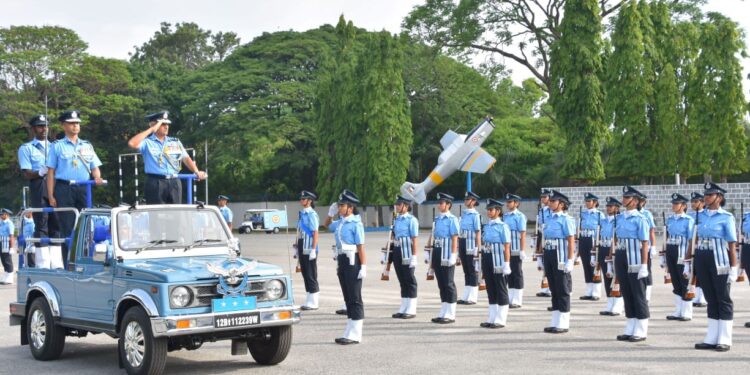 74 ವಾರಗಳ ಕಠಿಣ ತರಬೇತಿ ಪೂರ್ಣಗೊಳಿಸಿದ ವಾಯುಪಡೆಯ 60 ಇಂಜಿನಿಯರಿಂಗ್ ಅಧಿಕಾರಿಗಳು ಇಂದು ಬೆಂಗಳೂರಿನ ವಾಯುಪಡೆ ತರಬೇತಿ ಕೇಂದ್ರದಲ್ಲಿ ಆಕರ್ಷಕ ಪಥಸಂಚಲನ ನಡೆಸಿದರು.