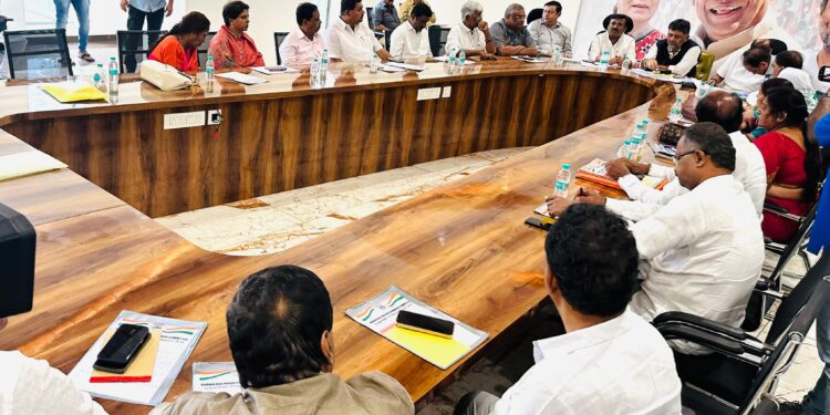 ಬಿಬಿಎಂಪಿ ವಿಭಜನೆ ಮತ್ತು ಪಾಲಿಕೆ ಚುನಾವಣೆ, ಜನರ ಸಮಸ್ಯೆಗಳ ನಿವಾರಣೆಗೆ ಸಂಬಂಧಿಸಿದಂತೆ ಬೆಂಗಳೂರಿನ ಕಾಂಗ್ರೆಸ್ ಮುಖಂಡರು ಮತ್ತು ಮಾಜಿ ಮೇಯರ್ ಗಳ ಸಭೆಯನ್ನು ಡಿಸಿಎಂ ಡಿ.ಕೆ.ಶಿವಕುಮಾರ್ ಶನಿವಾರ ಇಲ್ಲಿ ನಡೆಸಿದರು.