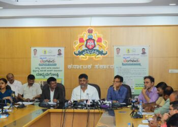 ಉಪಮುಖ್ಯಮಂತ್ರಿ ಹಾಗೂ ಬೆಂಗಳೂರು ಅಭಿವೃದ್ಧಿ ಸಚಿವ ಡಿ.ಕೆ.ಶಿವಕುಮಾರ್ ವಿಧಾನಸೌಧದಲ್ಲಿ ಮಂಗಳವಾರ ಮಾಧ್ಯಮಗೋಷ್ಠಿಯನ್ನು ನಡೆಸಿದರು. ನಗರಾಭಿವೃದ್ಧಿ ಇಲಾಖೆಯ ಎಸಿಎಸ್ ಉಮಾಶಂಕರ್, ಬಿಬಿಎಂಪಿಯ ಮುಖ್ಯ ಆಯುಕ್ತ ತುಷಾರ್ ಗಿರಿನಾಥ್ ಮತ್ತಿತರ ಅಧಿಕಾರಿಗಳು ಉಪಸ್ಥಿತರಿದ್ದರು.