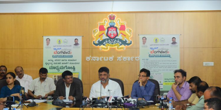 ಉಪಮುಖ್ಯಮಂತ್ರಿ ಹಾಗೂ ಬೆಂಗಳೂರು ಅಭಿವೃದ್ಧಿ ಸಚಿವ ಡಿ.ಕೆ.ಶಿವಕುಮಾರ್ ವಿಧಾನಸೌಧದಲ್ಲಿ ಮಂಗಳವಾರ ಮಾಧ್ಯಮಗೋಷ್ಠಿಯನ್ನು ನಡೆಸಿದರು. ನಗರಾಭಿವೃದ್ಧಿ ಇಲಾಖೆಯ ಎಸಿಎಸ್ ಉಮಾಶಂಕರ್, ಬಿಬಿಎಂಪಿಯ ಮುಖ್ಯ ಆಯುಕ್ತ ತುಷಾರ್ ಗಿರಿನಾಥ್ ಮತ್ತಿತರ ಅಧಿಕಾರಿಗಳು ಉಪಸ್ಥಿತರಿದ್ದರು.