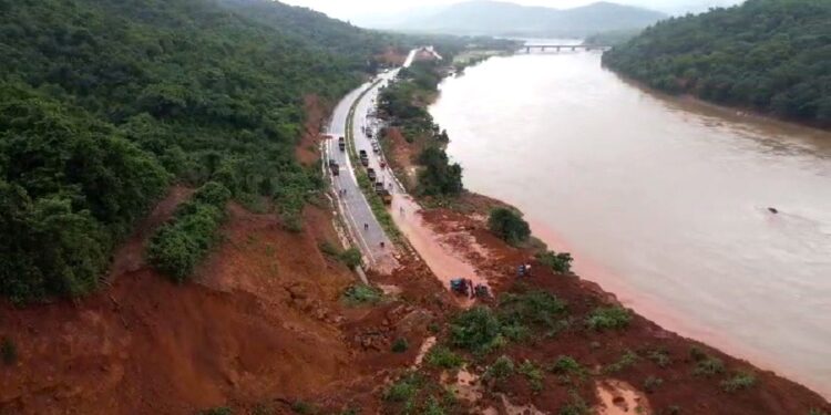 ಅಂಕೋಲಾದಲ್ಲಿ ಸಂಭವಿಸಿದ ಭೂ ಕುಸಿತದ ಪಕ್ಷಿನೋಟ (ಸಾಂದರ್ಭಿಕ ಚಿತ್ರ)