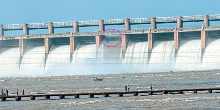 ಹೊಸಪೇಟೆಯಲ್ಲಿರುವ ತುಂಗಭದ್ರ ಅಣೆಕಟ್ಟಿನ 19ನೇ ಕ್ರಸ್ಟ್ ಗೇಟ್ ಕೊಚ್ಚಿ ಹೋಗಿ ರಭಸವಾಗಿ ನೀರು ಹರಿದು ಬರುತ್ತಿರುವ ಸಾಂದರ್ಭಿಕ ಚಿತ್ರ.