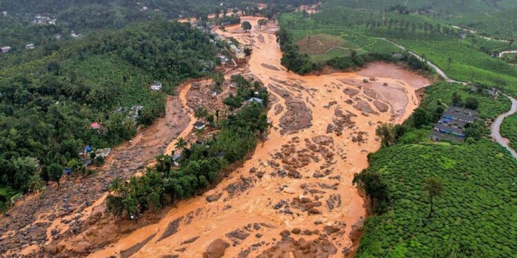 ಕೇರಳದ ವಯನಾಡಿನಲ್ಲಿ ಜುಲೈ 30ರಂದು ಸಂಭವಿಸಿದ ಭಾರೀ ಭೂಕುಸಿತದಿಂದ ಹರಿದು ಬಂದಿರುವ ಕೆಸರಿನ ಪಕ್ಷಿನೋಟ. (ಸಾಂದರ್ಭಿಕ ಚಿತ್ರ)